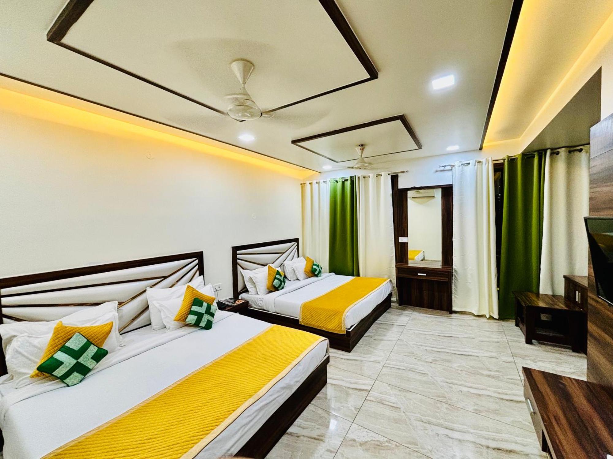 Crown Hotel Agra Near Taj Mahal Exterior foto